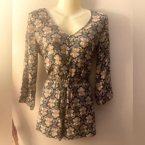 “Entro” Womens Black & Gold 3/4 Sleeve Romper Shorts SZ Medium. With pockets!